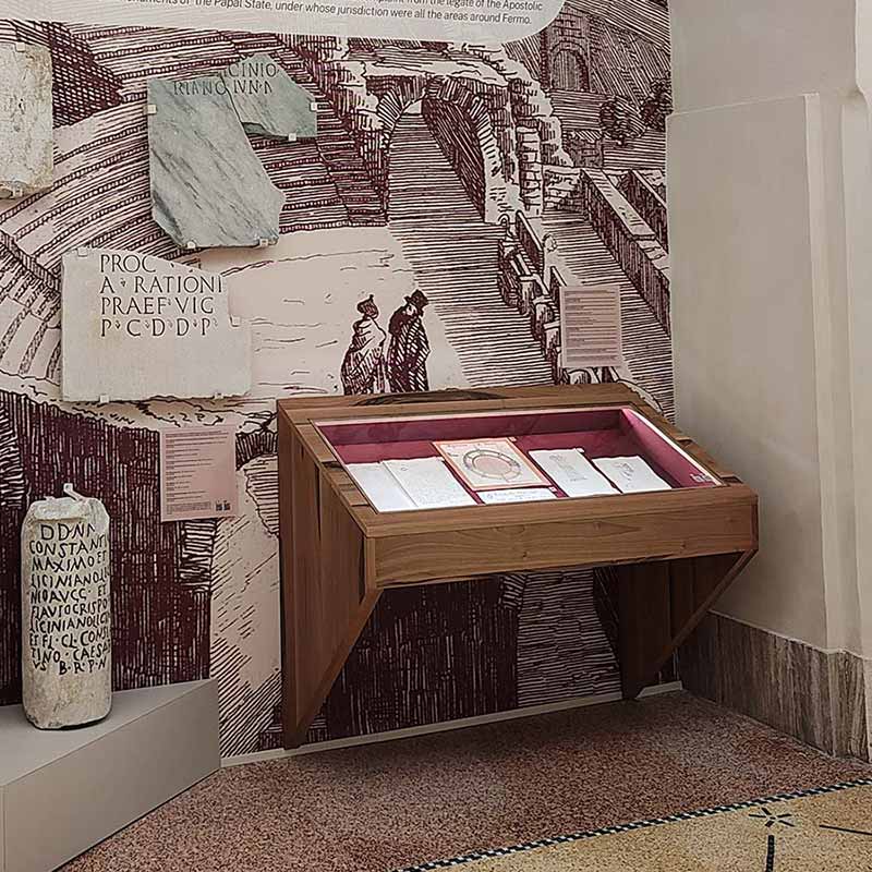 Museo archeologico di Fermo, nicchie espositive in dettaglio